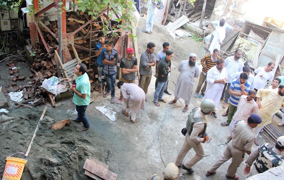 3 grenade attack rock Srinagar; telecom operators attacked